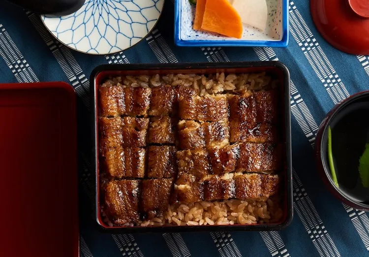 小倉屋2025「土用丑盛夏鰻魚祭」活動期間，「鰻蒸定食」及「鰻重定食」內用免費升級。「鰻重定食」烤至如焦糖般色澤的蒲燒鰻魚與美味米飯的完美結合，可隨喜好撒上山椒粉一起享用，風味獨特，是小倉屋的經典料理。小倉屋提供