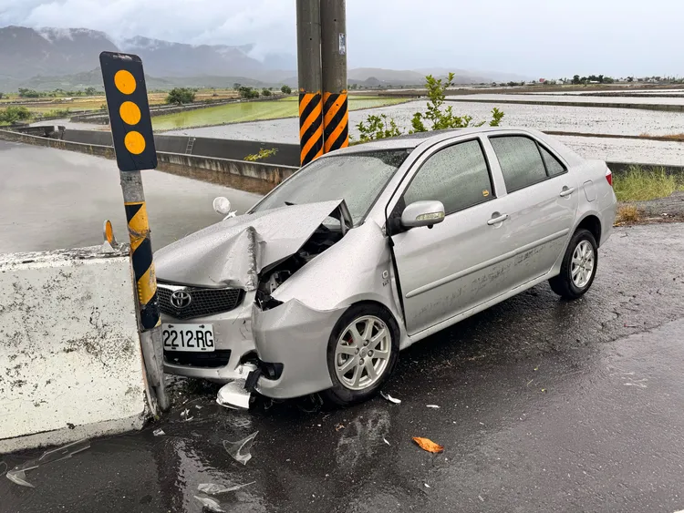 一輛汽車自撞橋墩。民眾提供