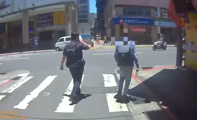 員警到場將觀光客帶回。警方提供