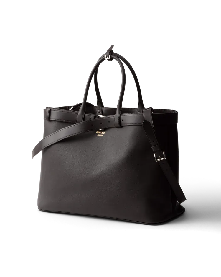 PRADA Buckle深棕色皮革肩背包，23萬元。品牌提供