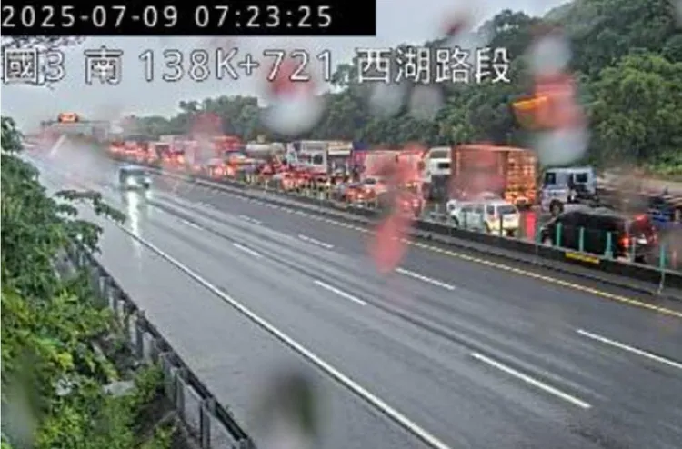 國道警方、高公局派員到場處理，目前開放單線車道通行，呼籲用路人可改道61北上。翻攝1968即時路況