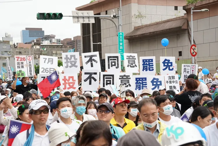 民眾黨20日號召民眾在民進黨中央黨部前集結反惡罷。邱筠媜攝