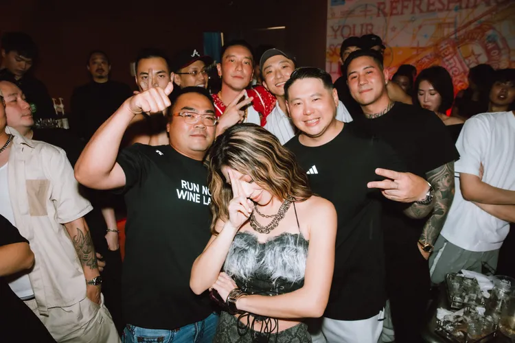 蔡詩芸（前中）酒吧開唱，獲男性粉絲簇擁。人見人愛娛樂提供