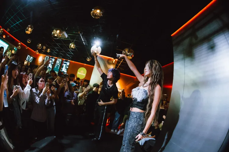 蔡詩芸（右）信義區酒吧火辣開唱，粉絲嗨翻。人見人愛娛樂提供