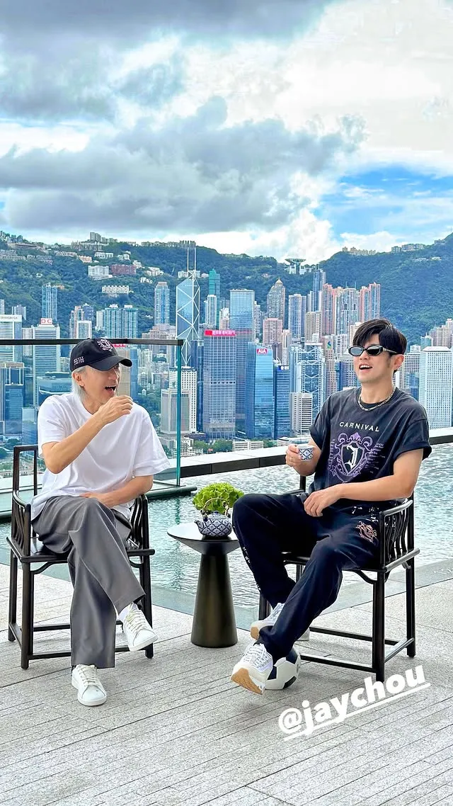 周杰倫（右）到香港開唱，順便和周星馳會面。翻攝昆凌小紅書