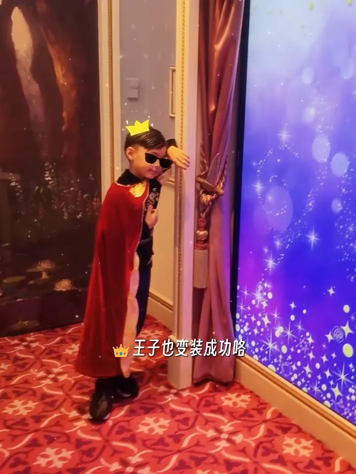 周杰倫兒子Romeo扮成王子，帥氣順手拈來。翻攝昆凌小紅書