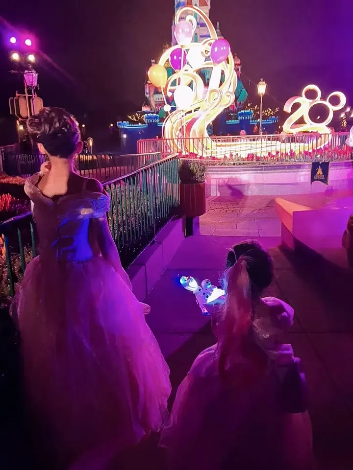 周杰倫兩個女兒穿公主裝造訪睡美人城堡。翻攝昆凌小紅書