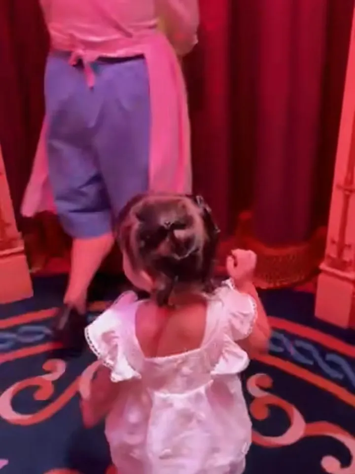 周杰倫小女兒Jacinda綁著可愛的辮子頭。翻攝昆凌小紅書