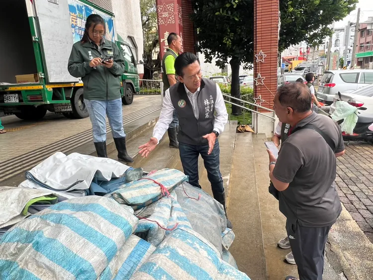 立委林俊憲也響應募集帆布助災民行動，昨天就準備100份送到前線受災區域。林俊憲服務處提供