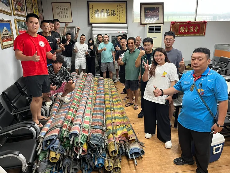 市議員李宗翰等人發起募集防水帆布，替災民度過難關，獲得熱烈響應，但卻缺人手做工行善。取自臉書