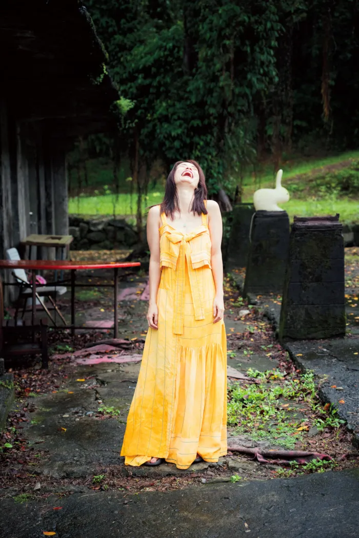 寫真集第一頁就是上戶彩仰頭大笑，可見在台灣拍攝很快樂。翻攝TOKYO HEADLINE