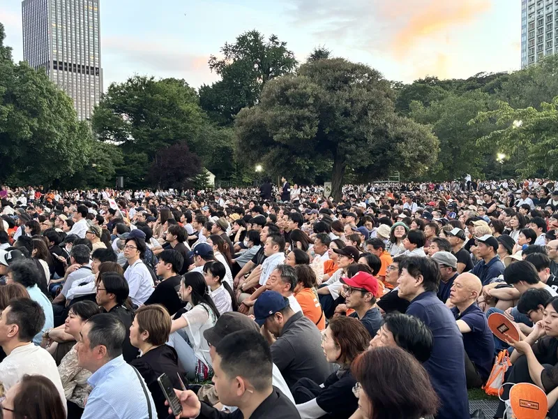 日本参议院大选20日投开票,各政党19日在选前之夜总动员。近来气势如虹的参政党在芝公园集结,现场聚集约2万人摇旗呐喊,对于能够一举拿下2位数席次信心满满。 中央社