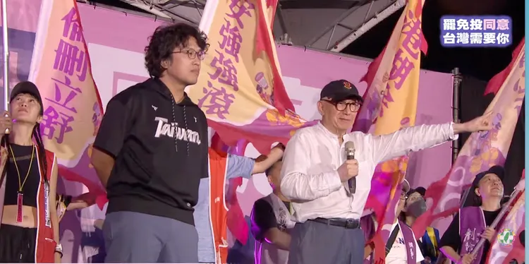 民進黨立委沈伯洋、聯電創辦人曹興誠。翻攝自民進黨YT直播