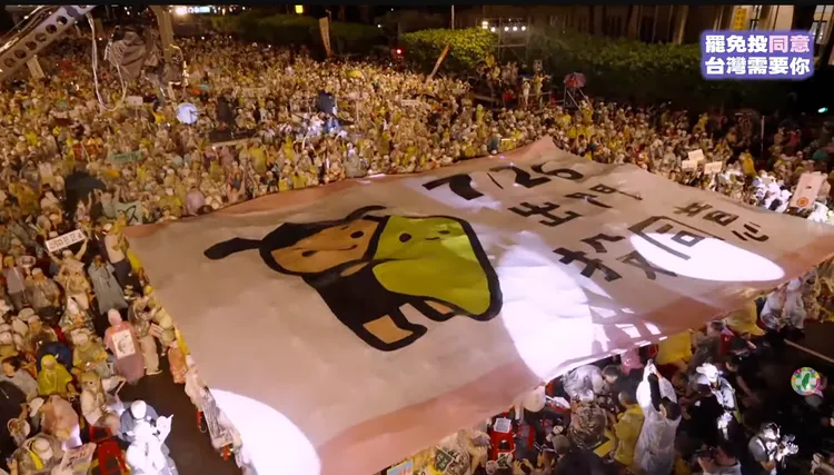 反共護台志工聯盟24晚間在凱道舉辦「迎向成功 凱道晚會」，現場估計10萬人。翻攝自民進黨YT直播