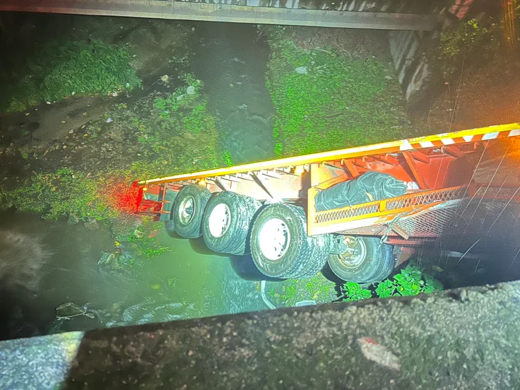 聯結車後方板架懸空。國道警方提供