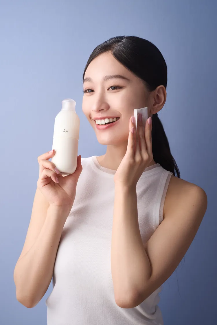 IPSA第十代ME自律循環液推薦搭配化妝棉用載保養第一步。品牌提供