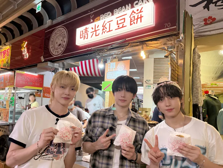 NICHOLAS王奕翔（左起）當FUMA、TAKI的導遊，品嘗紅豆餅。翻攝&TEAM X