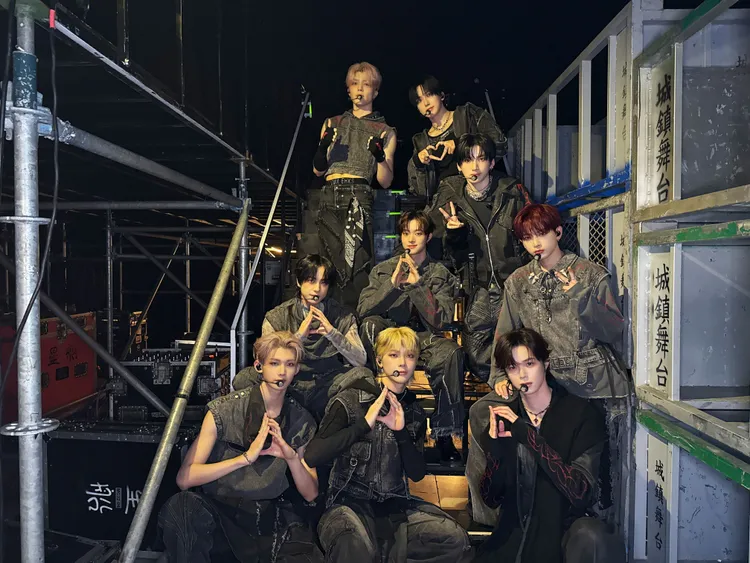 &TEAM在南港展覽館後台，比出《DayDay.》的招牌手勢D。翻攝&TEAM X