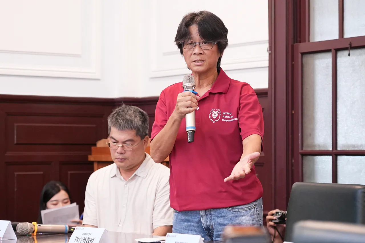 台师大前教练周台英教练(右)、「国科会精准运动科学研究计划」主持人教授陈忠庆。彭欣伟摄