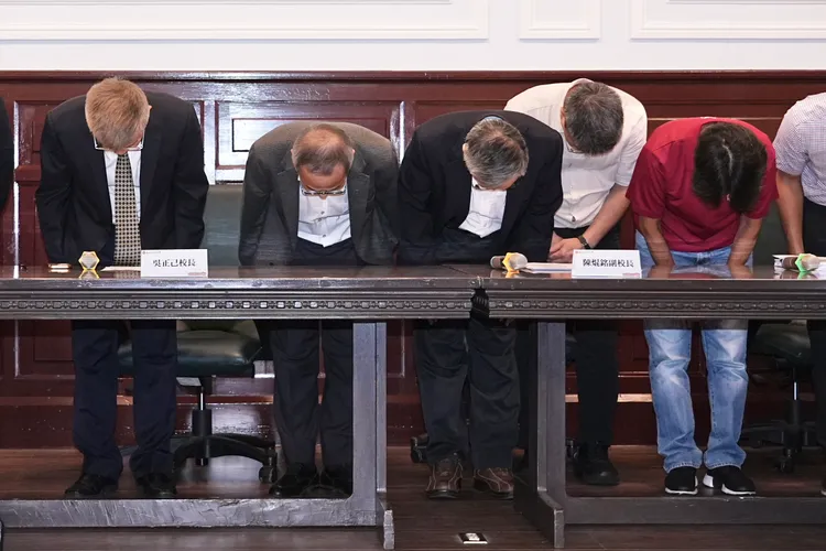 今（19日）下午台師大召開記者會，包含當事教授周台英（右起1）共12人鞠躬道歉。彭欣偉攝