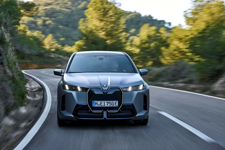 全新BMW iX於動力系統上導入先進的碳化矽逆變器技術，大幅優化電能轉換效率，全面提升性能與續航表現。業者提供