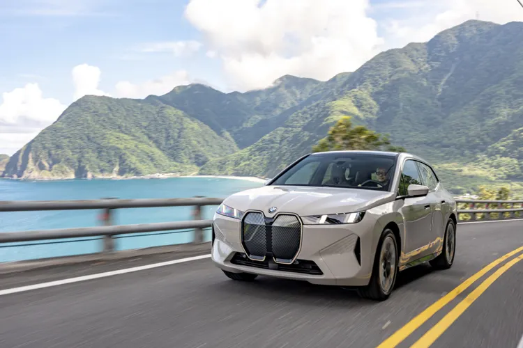 BMW iX xDrive45 車型換上容量更大的高壓鋰電池，最大馬力增加82匹至408匹，最高續航里程更一舉提升167公里，達到602公里。業者提供