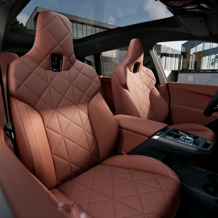  全車系標配雙前座通風與按摩功能，搭配四區獨立恆溫空調，為駕駛與每一位乘客帶來極致細膩、無與倫比的尊榮乘坐享受。業者提供