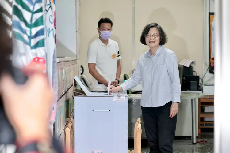 蔡英文強調，為了我們珍貴的民主、自由，為了確保小小多山的國家能繼續穩健前進，我希望今天的投票之後，大家能夠繼續支持賴清德與執政團隊。莊宗達攝
