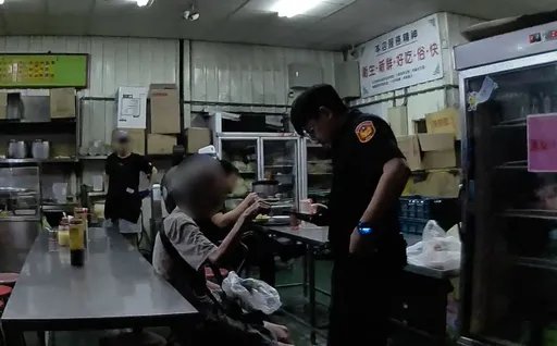 从傍晚坐到深夜!店家看了都担心 男指这方向...辖区警一瞧就懂