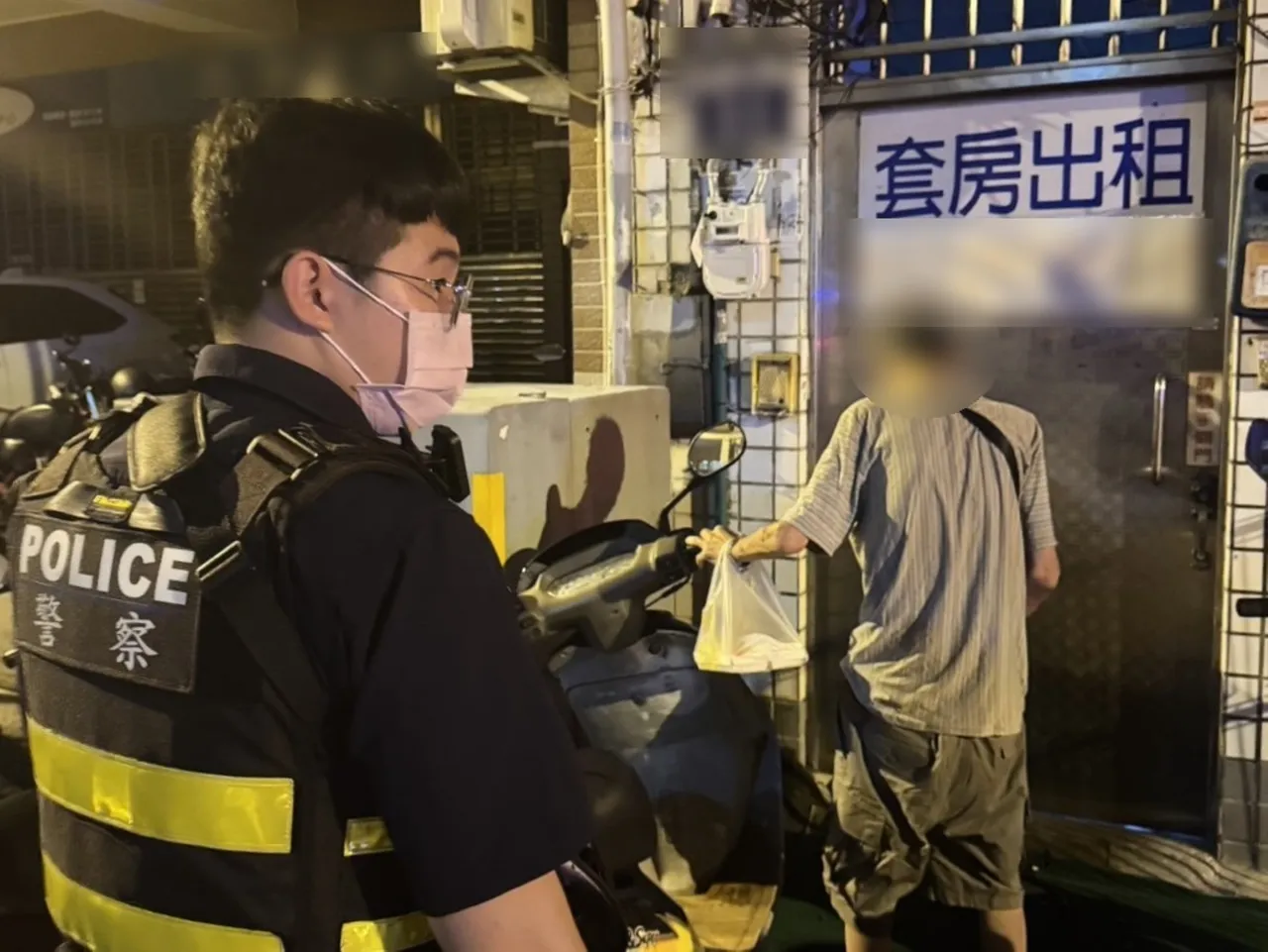 林男从下午5时许坐到深夜10时许,店家担心他安危,遂报警求助。翻摄画面