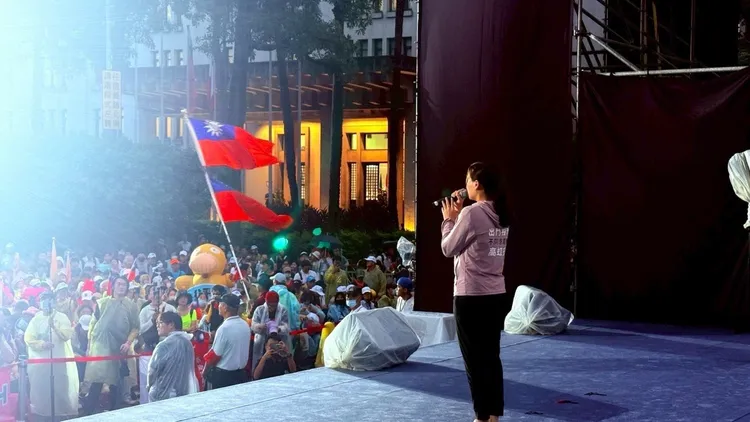 高虹安25日晚間站上凱道，呼籲市民明天無論風雨，「一定要站出來，投下不同意，讓惡意罷免止步，讓建設新竹繼續！」讀者提供