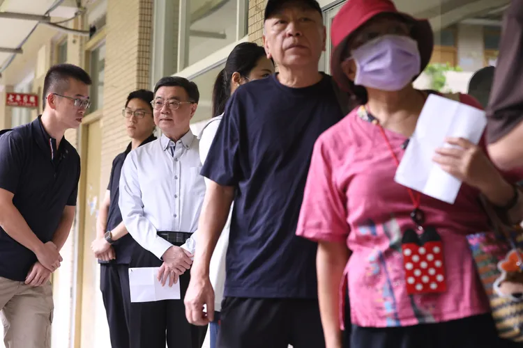 行政院長卓榮泰（左二）表示，「很可惜鄭麗君副院長今天沒有辦法回來投她這一票」。記者彭欣偉攝