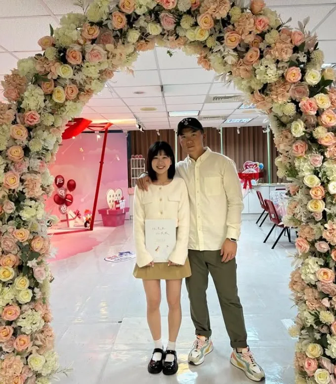 江坤宇与老婆去年2月登记结婚。翻摄江坤宇老婆IG