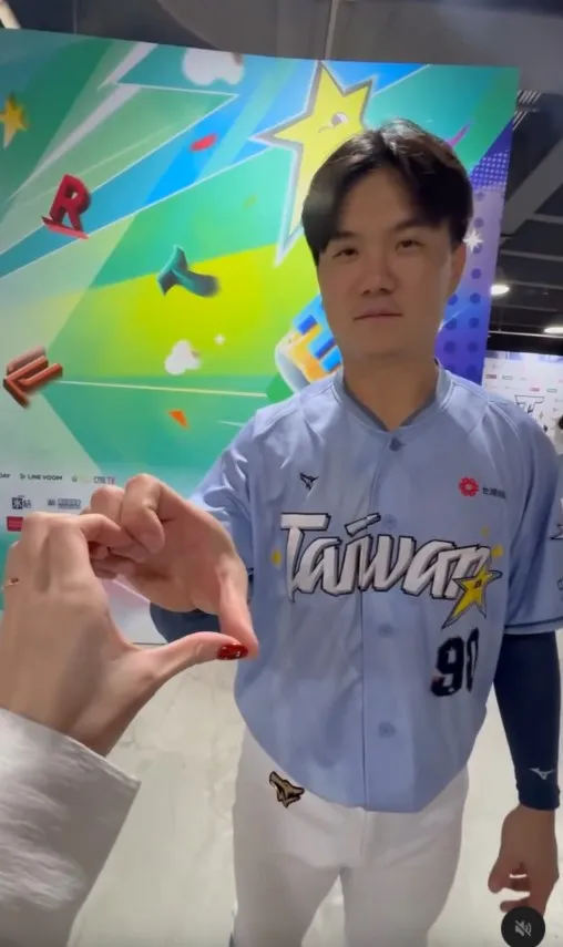 江坤宇事後跟老婆比心。翻攝江坤宇老婆Threads