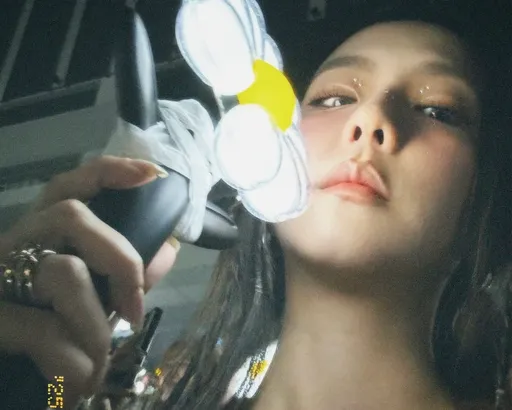 「内衣女神」周晓涵朝圣GD!罕见妆容亮相引网惊叹:根本是Jisoo