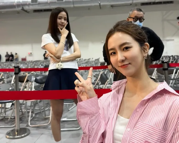 周曉涵（右）曾因與Jisoo同框，被發現長相相似，受封「台版智秀」。翻攝IG