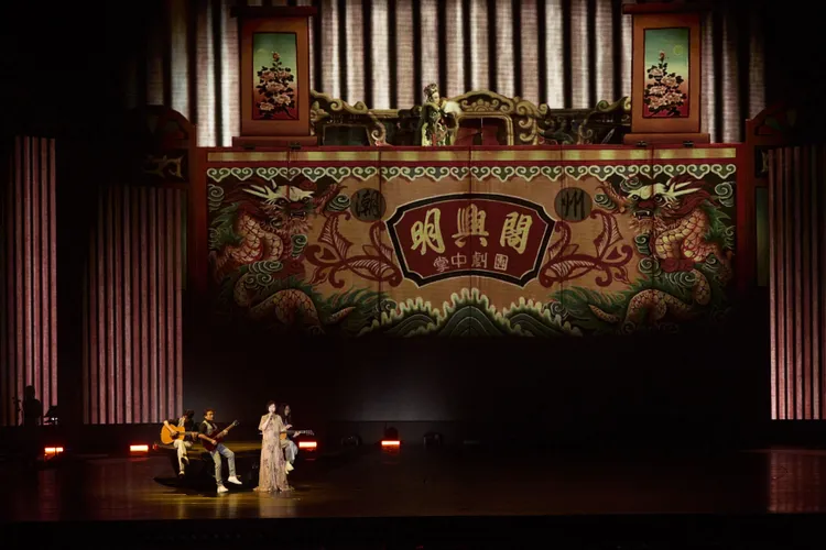 江蕙演唱會中，將童年與父親布袋戲回憶設計其中。寬宏藝術提供