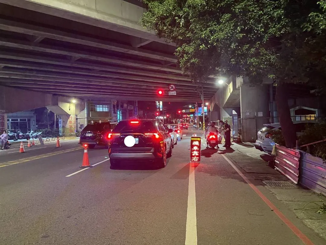 桃园分局于辖区重要路口实施封锁式路拦检勤务,取缔酒后驾车及危险驾车,全力防制交通事故发生。警方提供