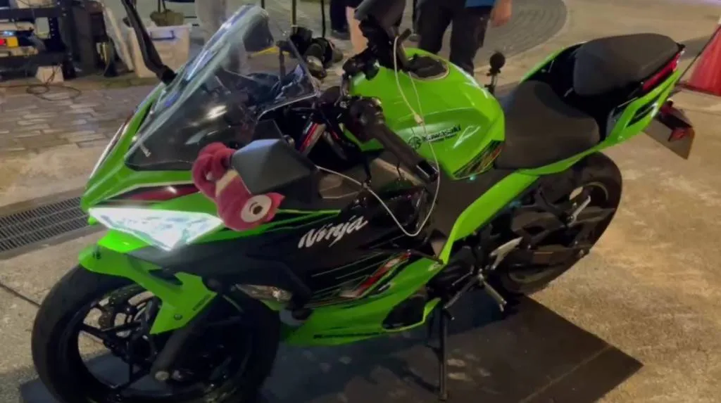 谢女骑乘新车价就要30万元的「小忍者」的Kawasaki Ninja 400,噪音超标被开罚。警方提供