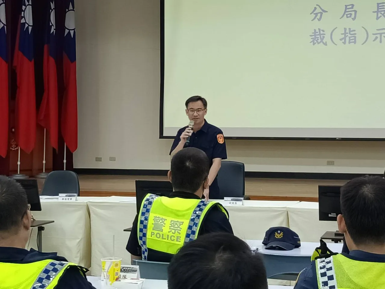 桃园分局长王智民主持「雷霆除暴专案勤务」勤前教育,叮嘱同仁落实执勤三安工作,全力做好选前治安维护工作。警方提供