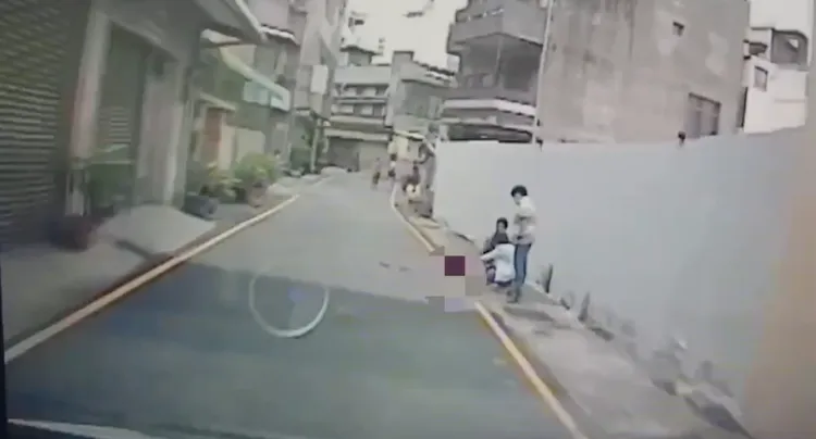 莉姓外籍女遭其男友拿剪刀刺傷，身上多處傷口。翻攝畫面