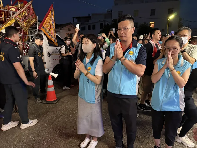 南投市長張嘉哲（右）與妻子黃佳鈴（左）。翻攝張嘉哲臉書