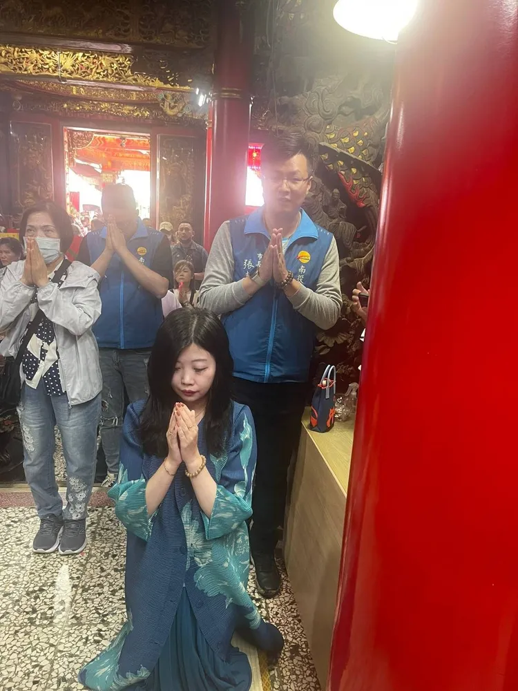 南投市長張嘉哲（上）與妻子黃佳鈴（下）。翻攝張嘉哲臉書