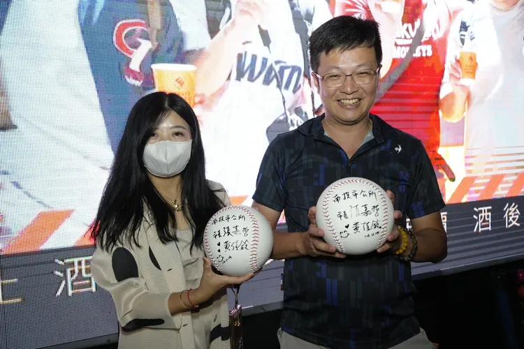 南投市長張嘉哲（右）與妻子黃佳鈴（左）。翻攝張嘉哲臉書