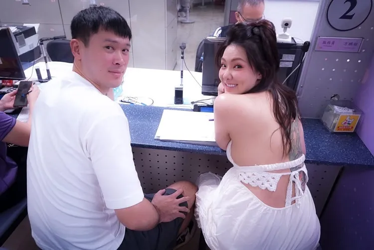 胡凱翔、劉雨柔結婚登記。翻攝劉雨柔FB