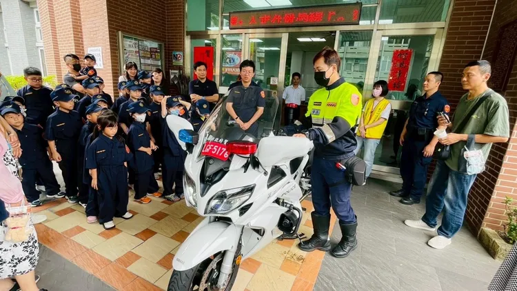 限時3小時！台中第三分局「小小波麗士」上工執勤。翻攝畫面