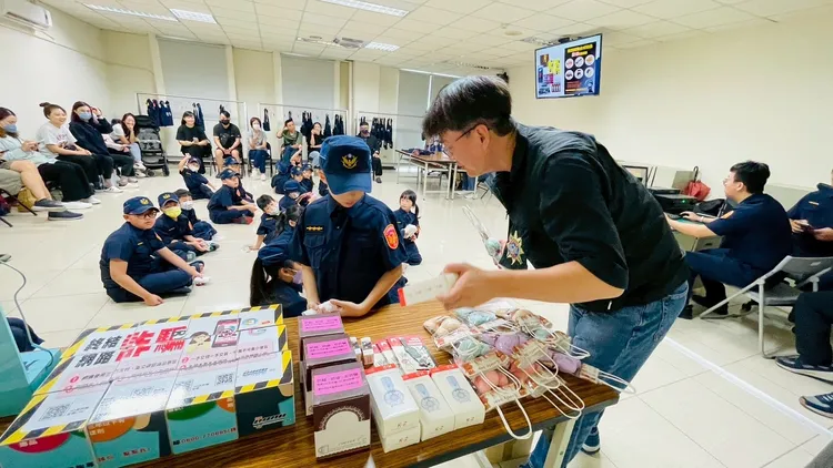 限時3小時！台中第三分局「小小波麗士」上工執勤。翻攝畫面