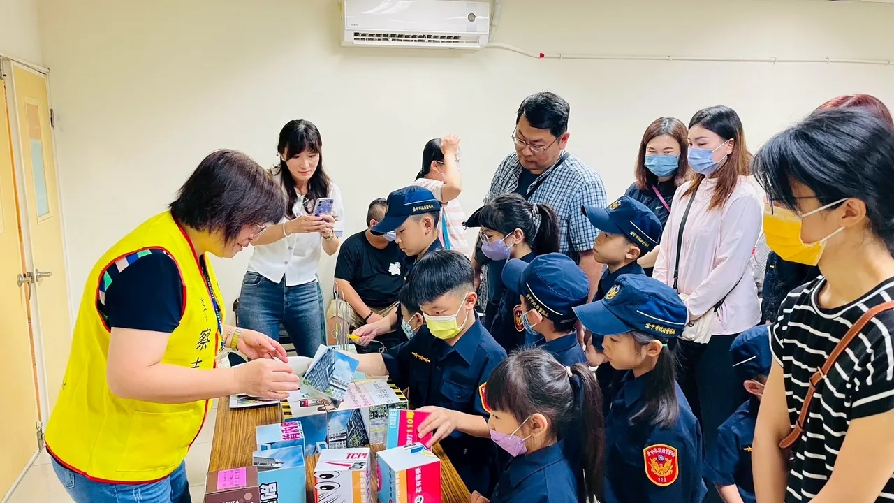 限时3小时!台中第三分局「小小波丽士」上工执勤。翻摄画面