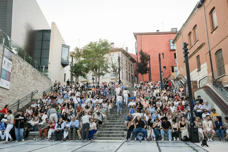 西班牙「朝聖之路舞蹈節」21日在朝聖之路上的著名古城布爾戈斯銀行藝術中心（CAB）前戶外階梯廣場，進行競賽最終戰，當地民眾熱烈參與，人潮坐滿階梯。 中央社