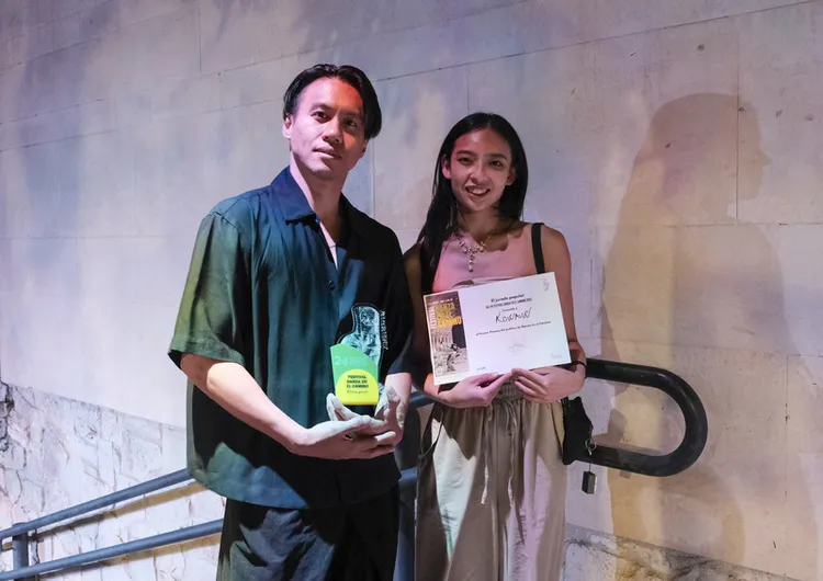 台灣當代編舞家暨舞者絲釋民Taboeh a‘Oebay Tataysi’（左）與游馨琁（右）以共創舞作「KOWAW鷹」榮登西班牙「朝聖之路舞蹈節」大賽，以舞蹈進行朝聖之旅，展開為期20天的文化遶境後，21日晚間在布爾戈斯最終場演出，贏得觀眾票選第一名。 中央社